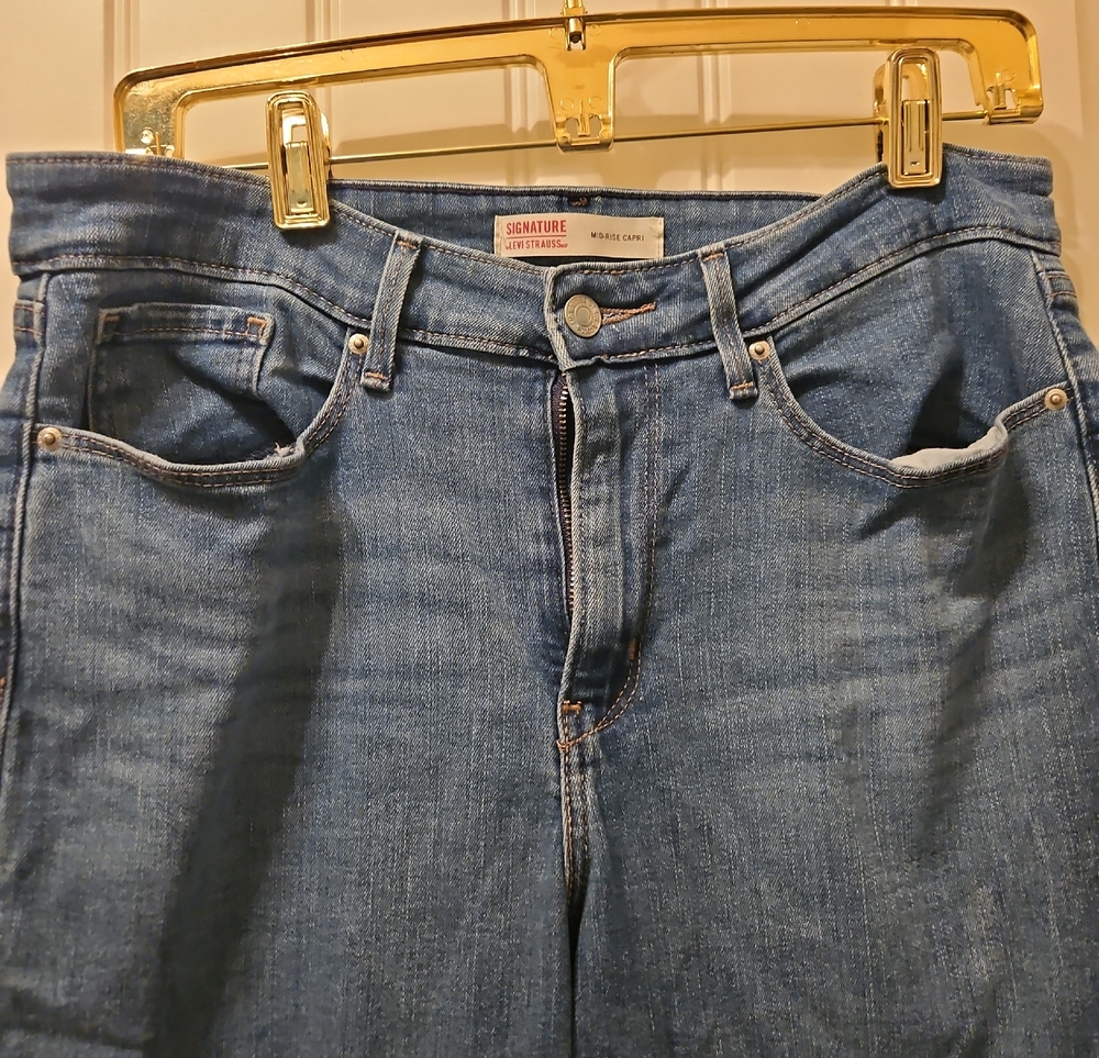 Signature by Levi Strauss Blue Mid-Rise Capri Jeans